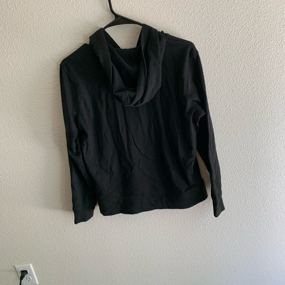 A sweater - Picture 2 of 2